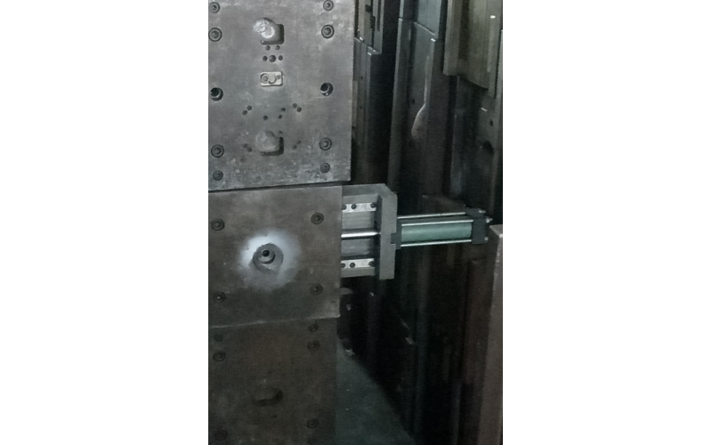 乐竞网页版入口厂手上的油缸，原理简单，使用方便，便于使用！